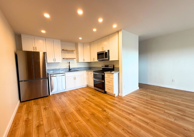 Building Photo - 3030 Suncrest Dr