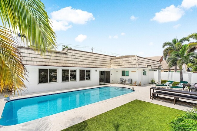 Building Photo - 4510 Bayview Dr