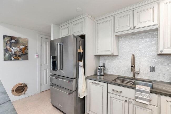 Building Photo - Charming Studio Condo For Rent Downtown Po...