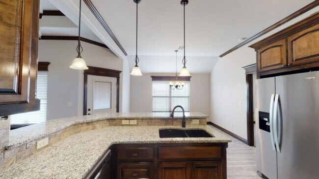 Building Photo - 1621 NE White Rock Dr