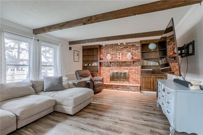 Building Photo - {8615} Remodeled w/ Updated Kitchen + New ...