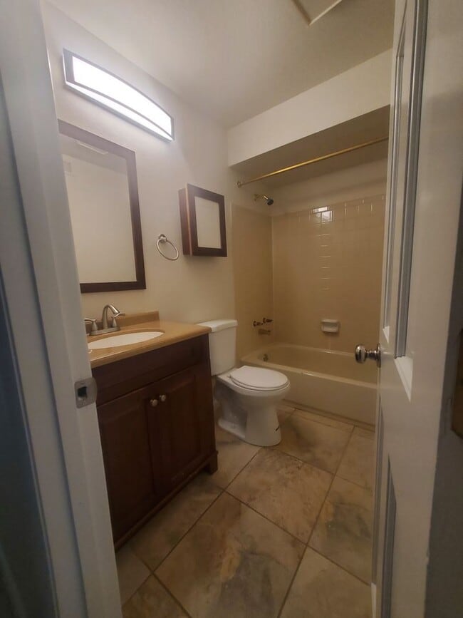 Building Photo - 2B / 2B Condo with Loft and Garage Availab...