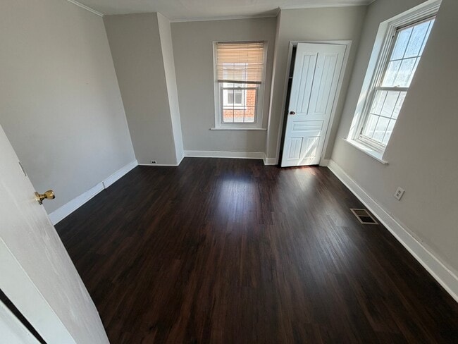 Building Photo - 566 Stanbridge St