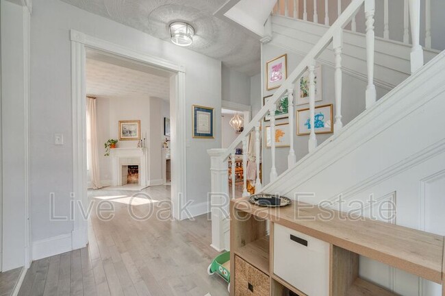 Building Photo - 427 W 29th St