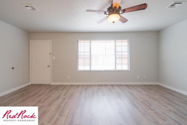 Building Photo - Remodeled 2 Bedroom Townhome. Pet Friendly!