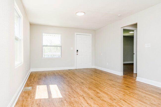 Building Photo - NEWLY RENOVATED 2 bedroom, 1 bathroom at G...