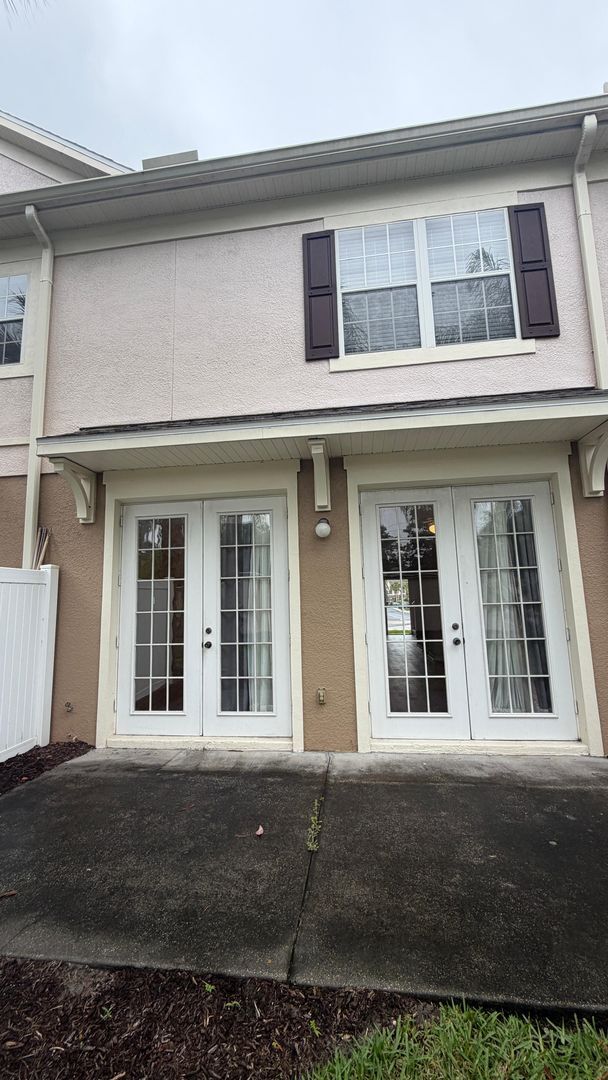 Building Photo - Beautiful 2 bed & 2.5 bath townhome