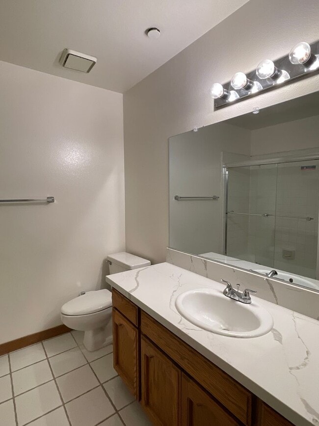 Building Photo - Los Caballeros #320