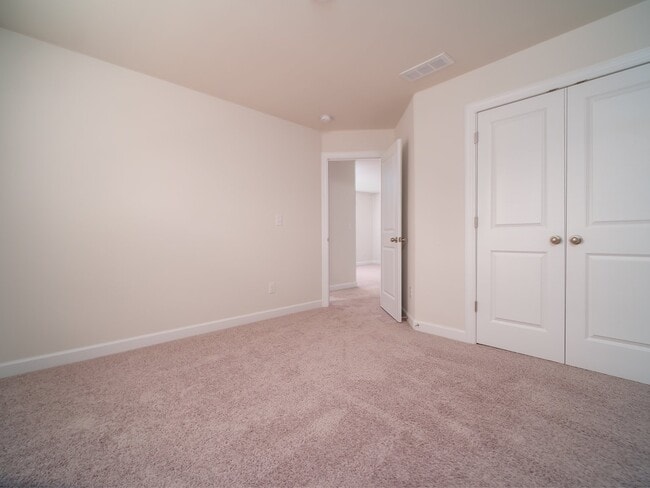 Building Photo - "Charming 3-Bedroom Retreat with 2.5 Baths in the Heart of Belmont!"