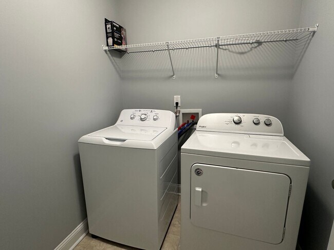 Building Photo - Awesome 4 Bedroom 2.5 Bath Home with Lots of space and a 2 Car Garage!