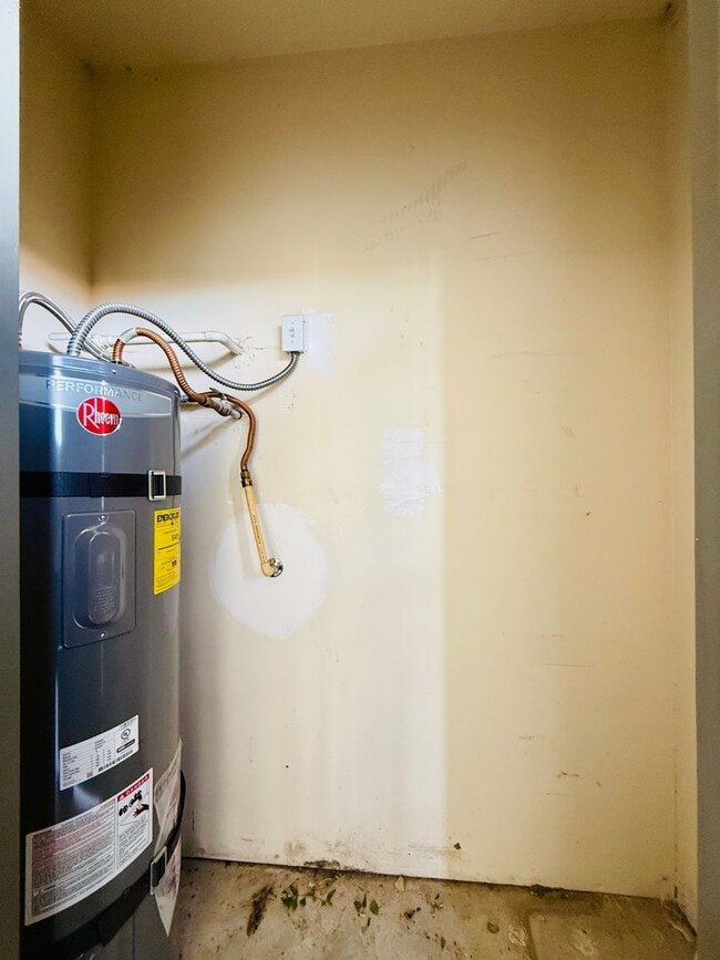 Building Photo - Beautiful, modern ground-floor 1 bed/1 bath condo in a gated SW community!