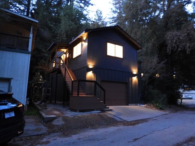 Building Photo - 14229 Laurel Rd