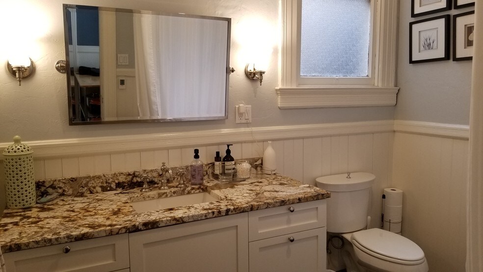 Building Photo - 905 Diamond St