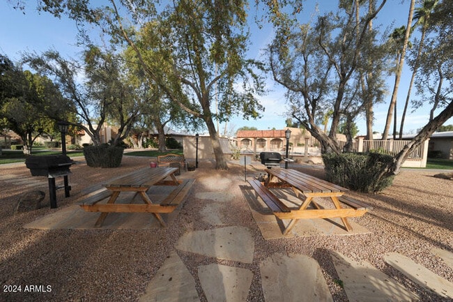 Building Photo - 1320 E Bethany Home Rd