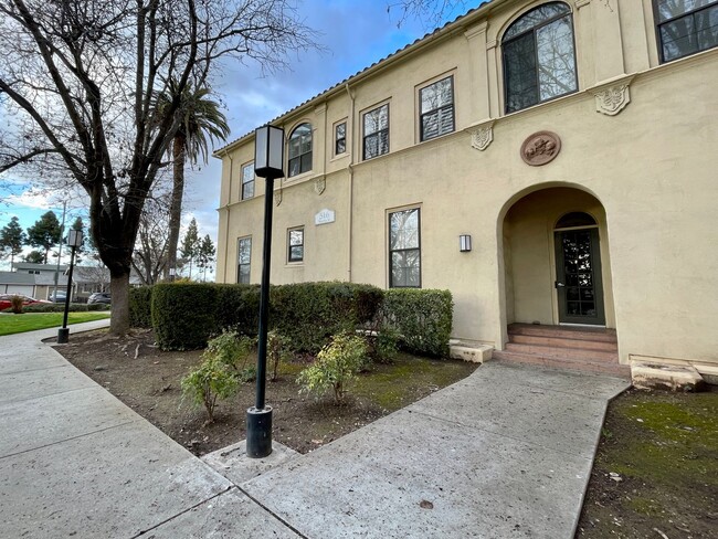 Building Photo - Must See Downtown San Jose End-Unit 2 Bedr...