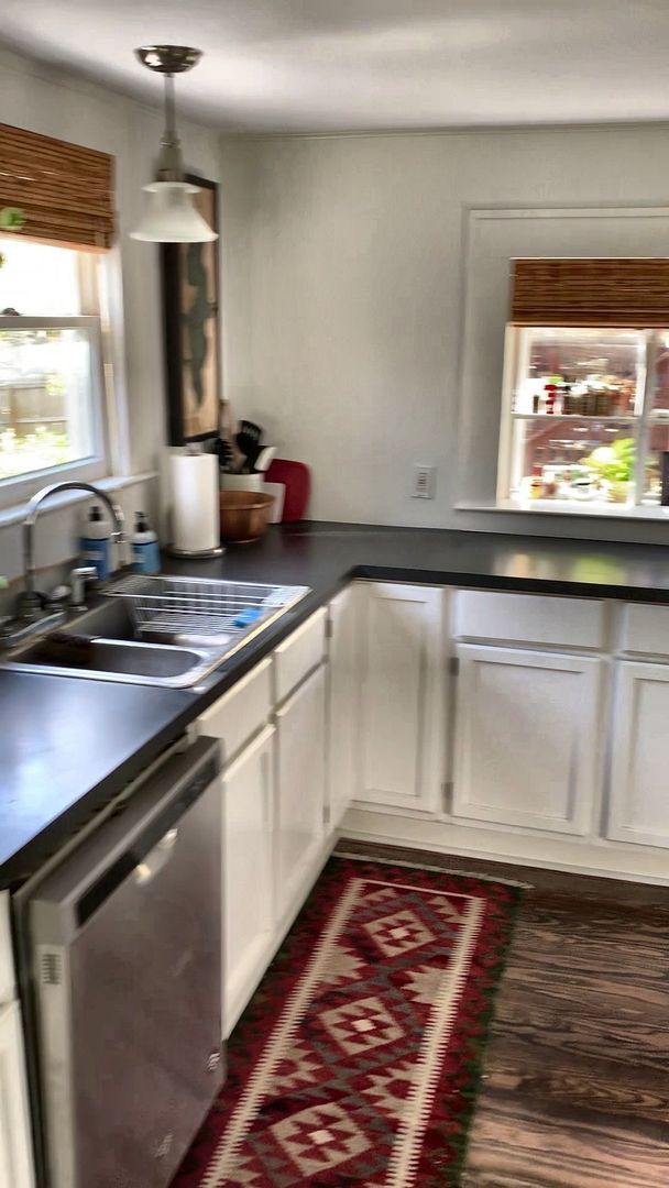 Building Photo - Cozy 2 Bed, 2 Bath Single-Level Home with Sunroom & Fenced Yard