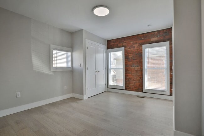 Building Photo - EAST FRANKLINTON ARTIST DISTRICT!  SUNNY N...