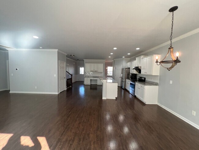 Building Photo - 4 Bedroom 3 Bath - Gorgeous Backyard in Le...