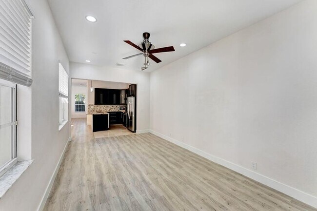 Building Photo - 406 NW 25th Ave