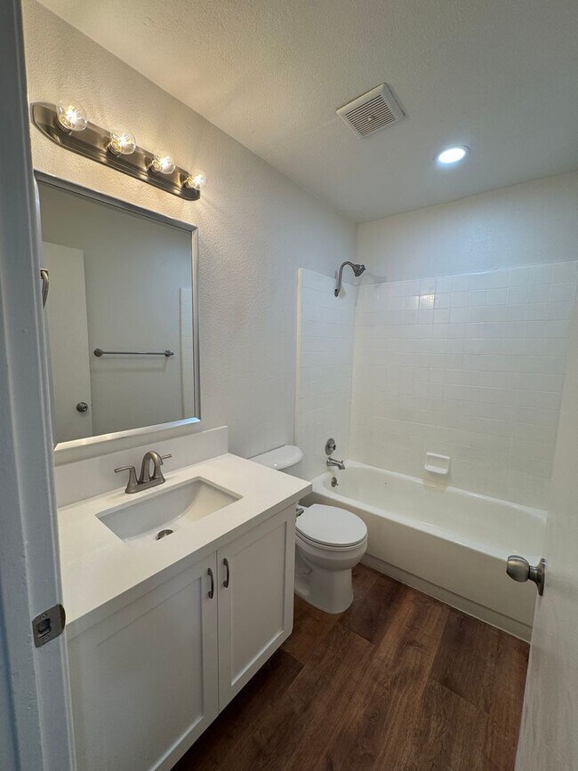 Building Photo - Downstairs 2 bed, 1 bath newly remolded unit coming soon!!