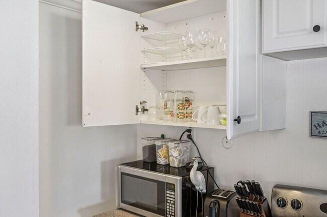 Building Photo - 2 Dover Ave