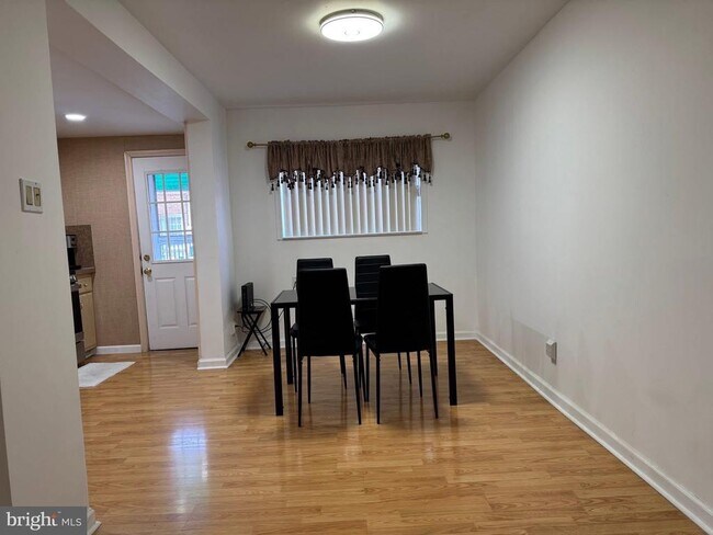 Building Photo - 2726 S 8th St