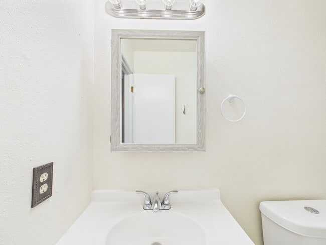 Building Photo - 3904 SW Parkridge Blvd