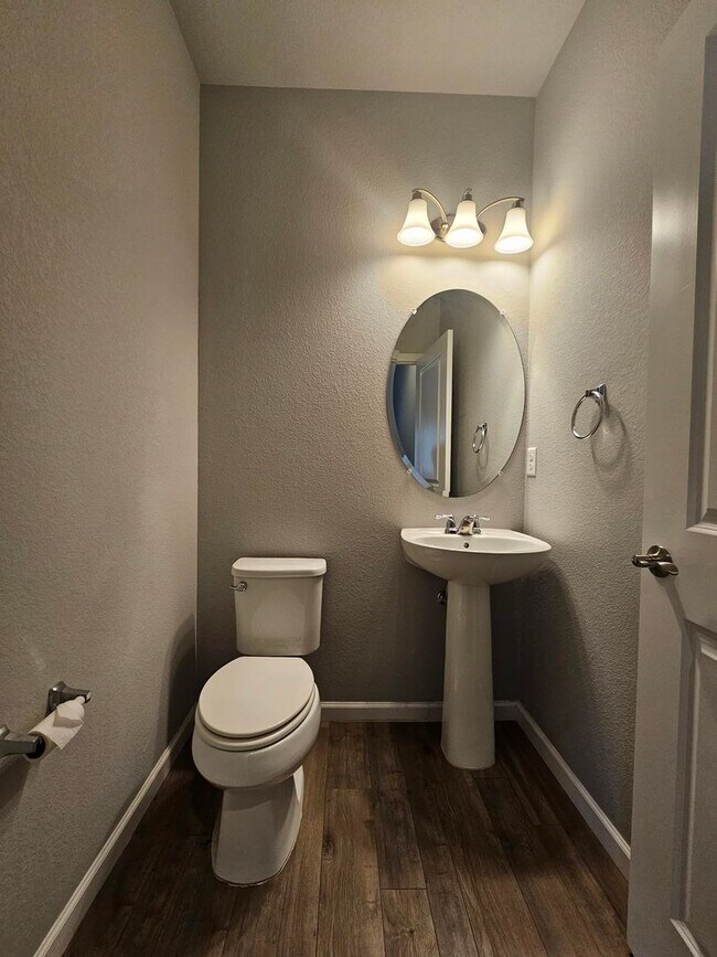 Building Photo - Contemporary townhome in Great Location