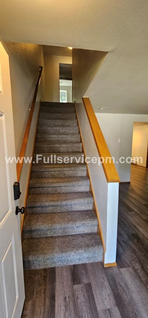 Building Photo - Beautiful duplex apt. on Quiet culdesac