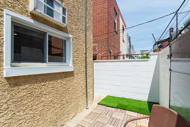 Building Photo - Three Bed Newbold Townhome
