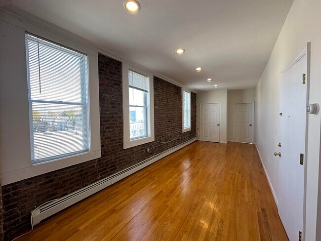 Primary Photo - 275 Webster Ave