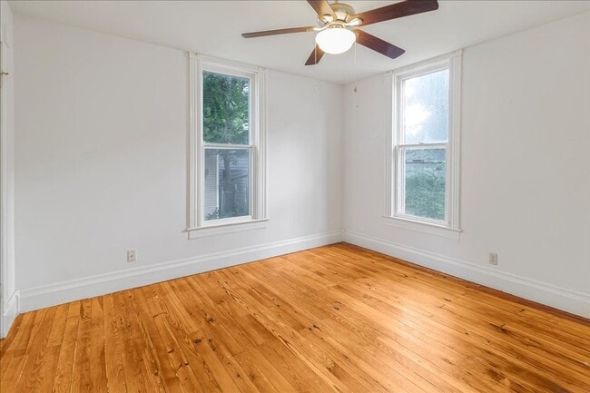 Building Photo - Spacious Updated Cottage