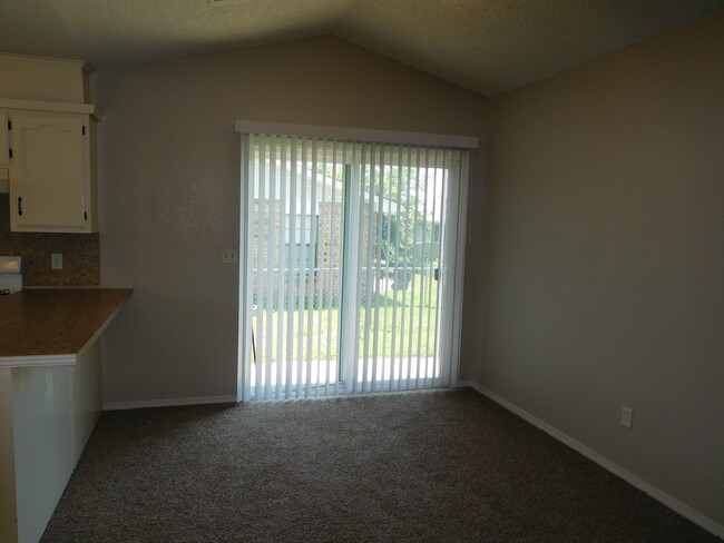 Building Photo - 5728 S Vancouver Ave