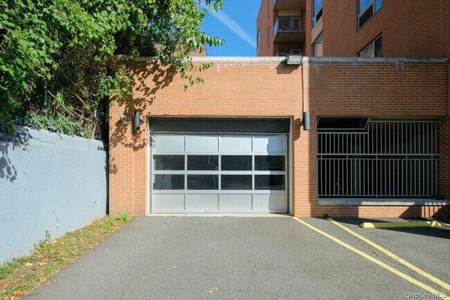 Building Photo - 3585 Greystone Ave