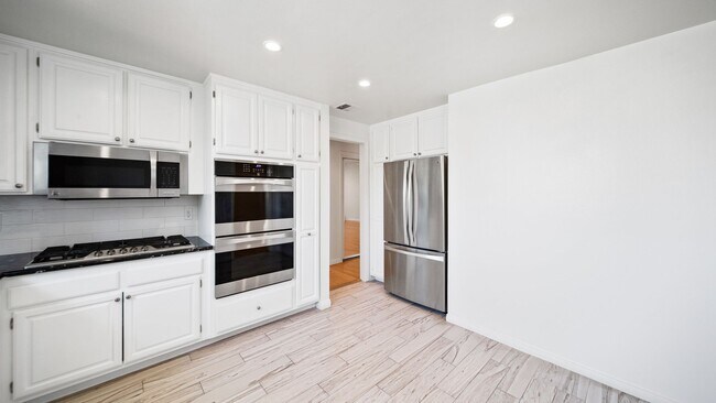 Building Photo - 2 bedroom 2.5 bathroom