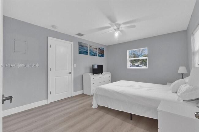 Building Photo - 1120 SW 30th St