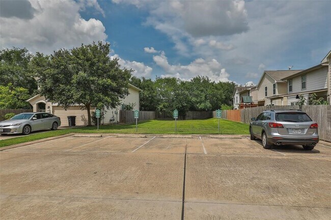 Building Photo - 10046 Hillside Bayou Dr