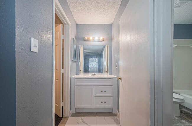 Building Photo - 12615 Brookglade Cir