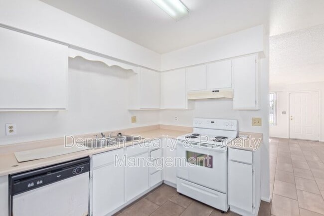 Building Photo - 415 N 64th Pl