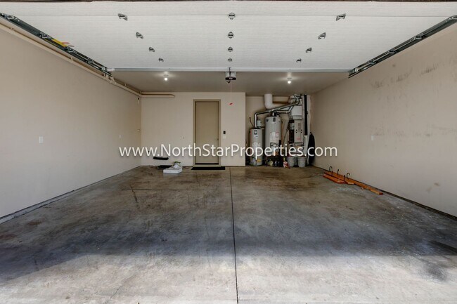 Building Photo - Town home located in west side Bend