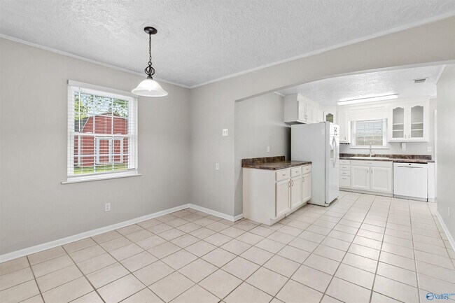 Building Photo - 2406 Yorkshire Dr SW