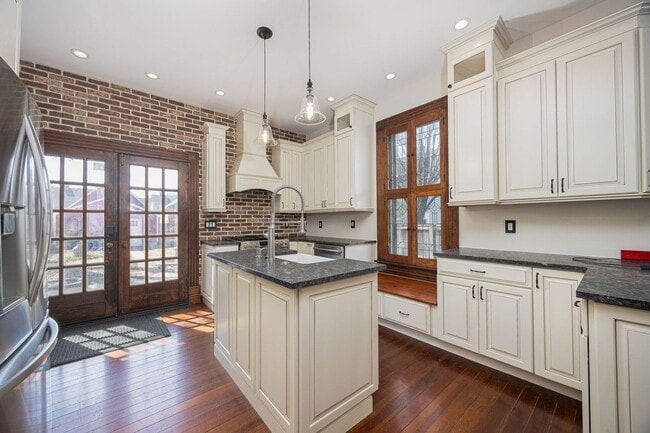 Building Photo - 357 Jackson St