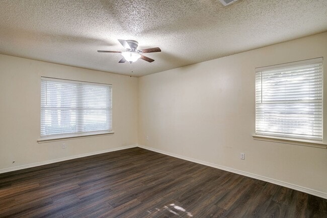 Building Photo - Amazing 4 Bedroom 2, Bath Home in Desirabl...