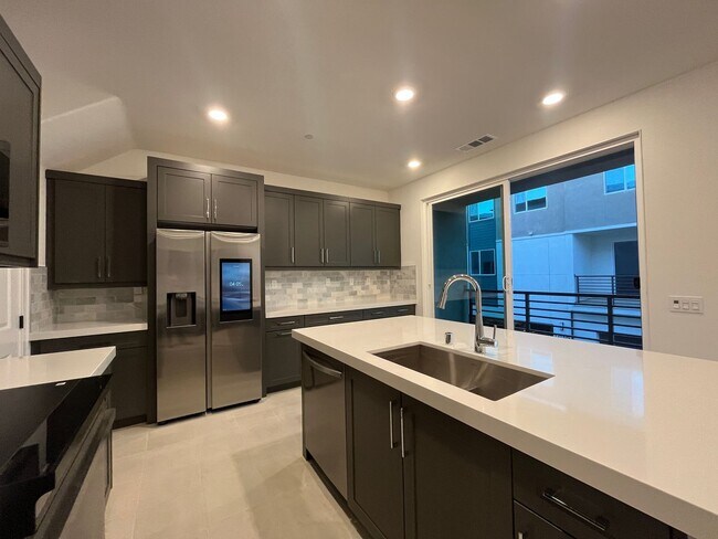 Building Photo - Welcome to modern living in the sought-after Rancho Peñasquitos neighborhood!