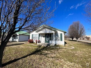 Building Photo - 2 Bed 2 Bath -Friendly Neighborhood- Lawn ...