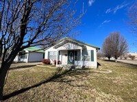 Building Photo - 2 Bed 2 Bath -Friendly Neighborhood- Lawn ...