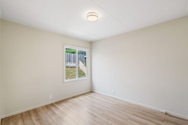 Building Photo - Cute, Comfortable and Convenient Apartment...