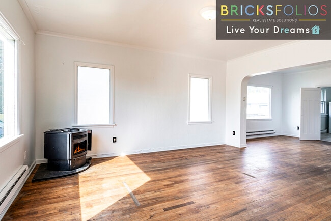 Building Photo - Nestled in the heart of a warm and welcomi...