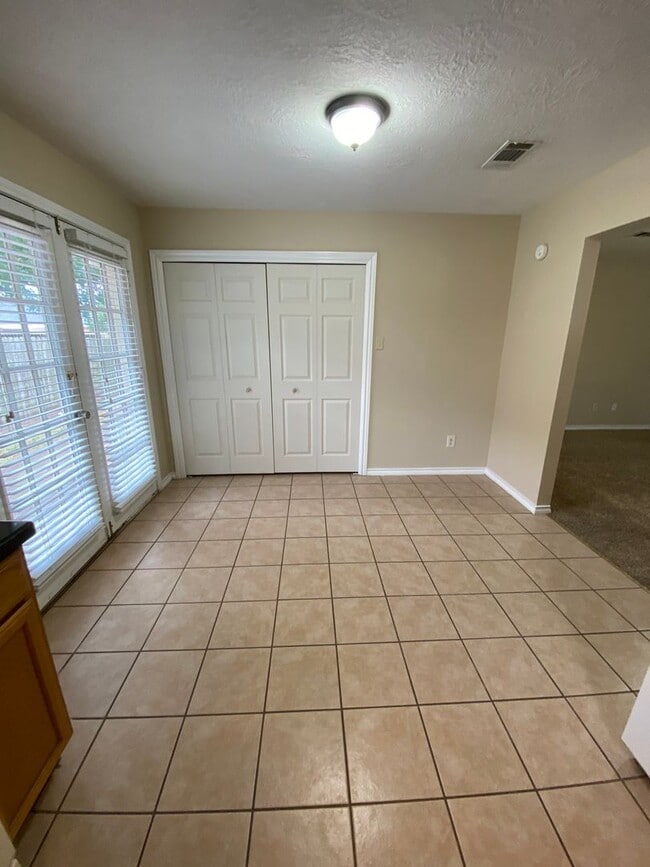 Building Photo - AUGUST PRE-LEASE Spacious & Affordable 3 B...