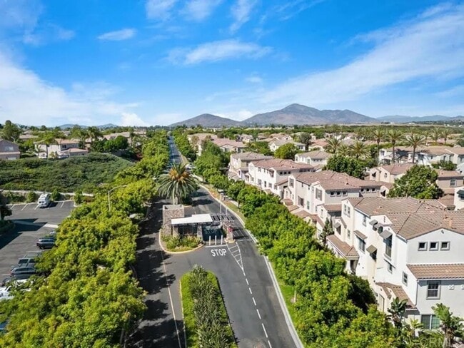 Building Photo - Updated with Pool, 3 Bd 2.5 Ba Chula Vista (91913)